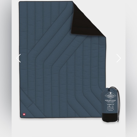 New 686 Waterproof Hooded Puffer Blanket - Picture 1 of 8